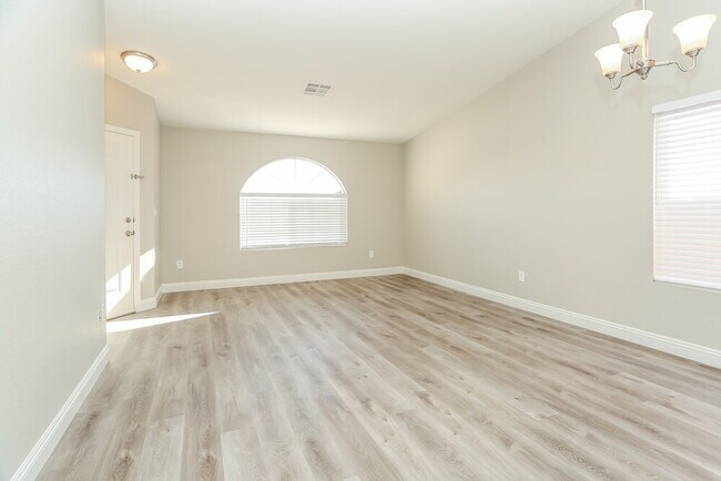 Foto del edificio - 3705 Iverson Ln