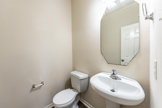 Building Photo - 913 Boxelder Pointe