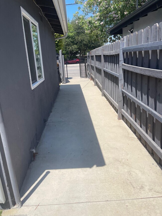 Foto del edificio - 7024 Wilbur Ave
