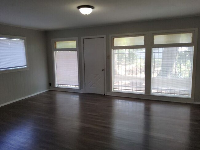 Foto del edificio - 1296 Elkwood St