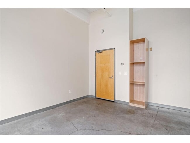 Building Photo - 700 N Washington Ave