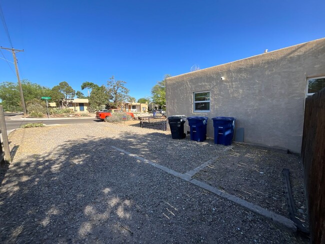 Building Photo - 2 Bedroom Single Family Home with 1 Bedroo...