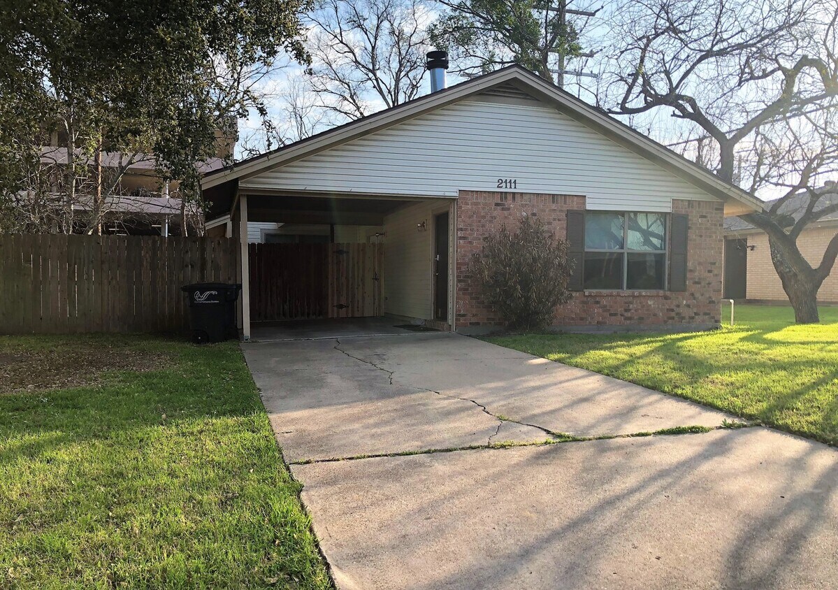 Foto principal - 2 Bedroom Home in Wolf Pen District