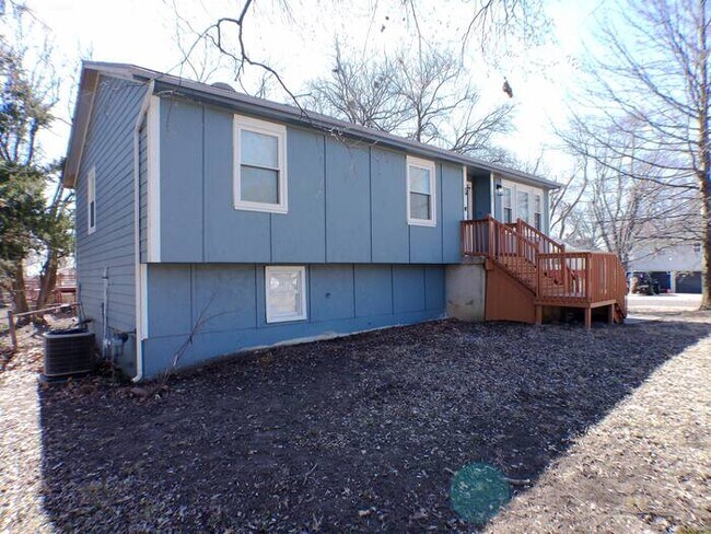 Foto del edificio - Spacious 4 bedrooms and 2 full baths home located on S Franklin St in Spring Hill