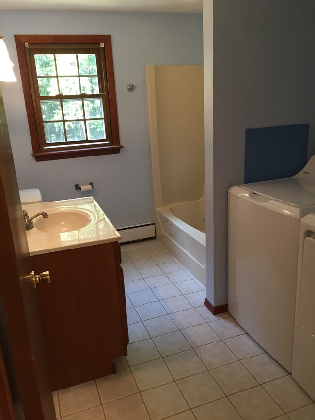 Building Photo - 45 Meetinghouse Rd