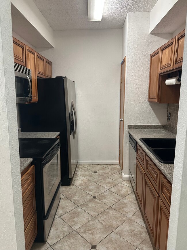 Kitchen - 10051 Westpark Dr