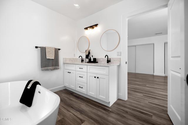 Foto del edificio - 7637 Radford Ave