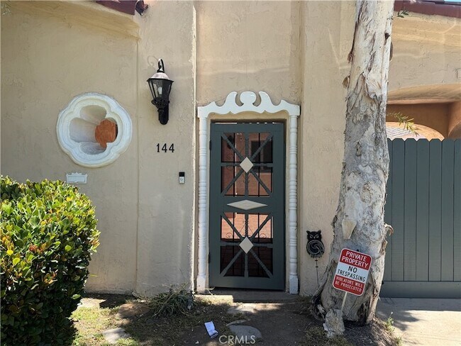 Building Photo - 144 S La Peer Dr
