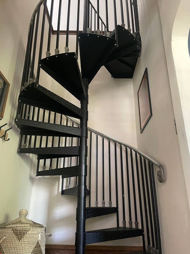 escaleras al tercer piso - 3568 N Cramer St
