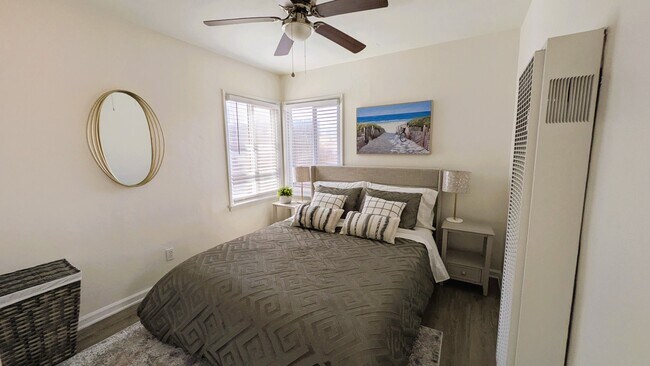 Bright bedroom w full closet - 4379 Maryland St