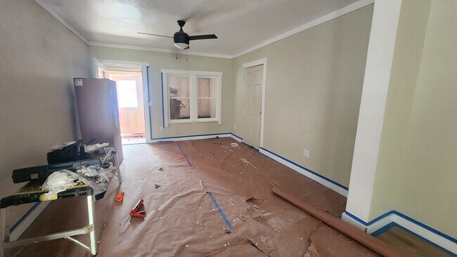 sala de estar al porche delantero - 1303 Avon St