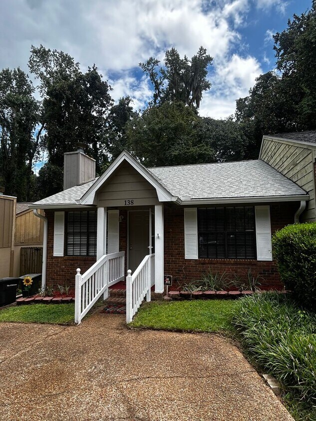 Foto principal - Gorgeous Freshly Remodeled 2 Bedroom 2 Bat...
