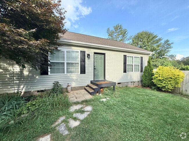 Building Photo - 24 Oakcrest Dr
