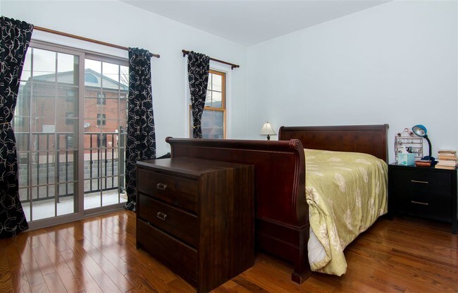 Foto del edificio - 142 Logan Ave