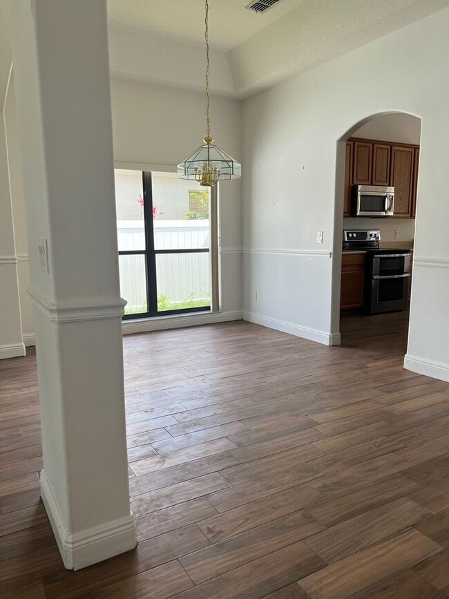 Building Photo - Dr Phillips area 3 bedroom 2.5  Bath Home With Bonus room