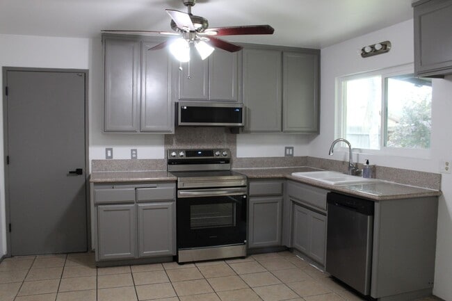 Foto del edificio - Home for Rent Sagepointe Neighborhood Southwest Bakersfield