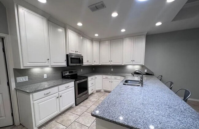 Building Photo - 1503 Club Dr