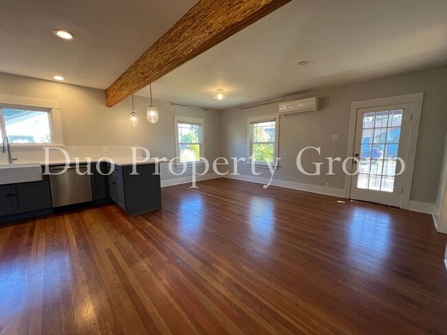 Building Photo - Charming Washburne Home