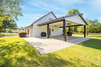 Building Photo - 347 SW Skyle Way