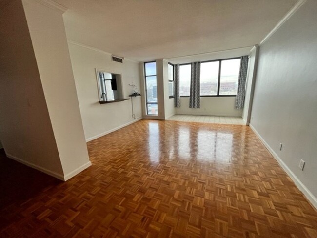 Building Photo - Luxury Condo at the Hampshire- 3 bedrooms,...