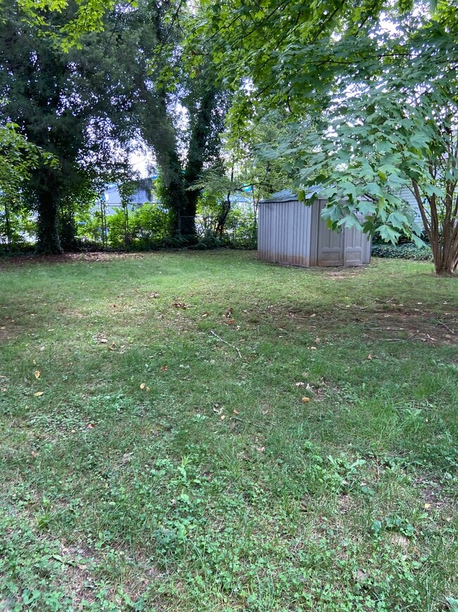Back yard with storage - 906 Kenton St