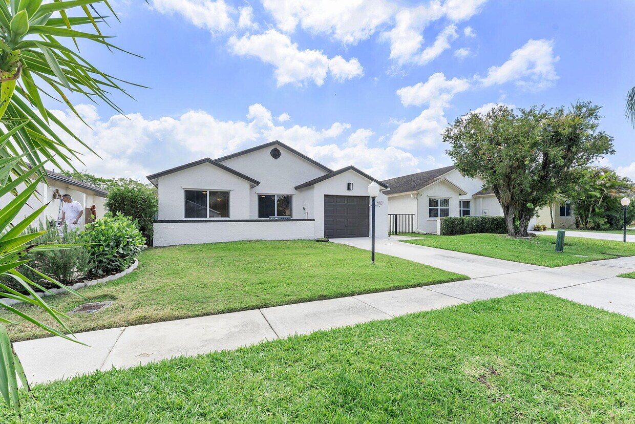 Foto principal - 9155 Pine Springs Dr