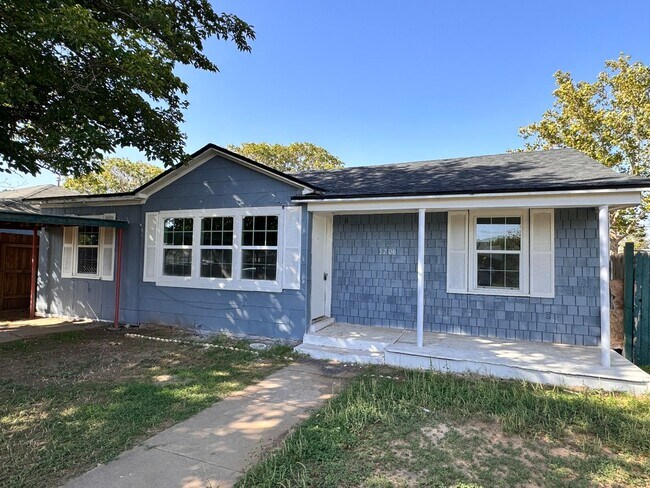 Building Photo - New remodeled 3 bed 1 bath available now