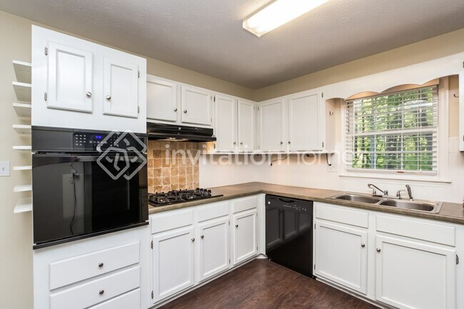 Foto del edificio - 260 Lantern Ridge Ct