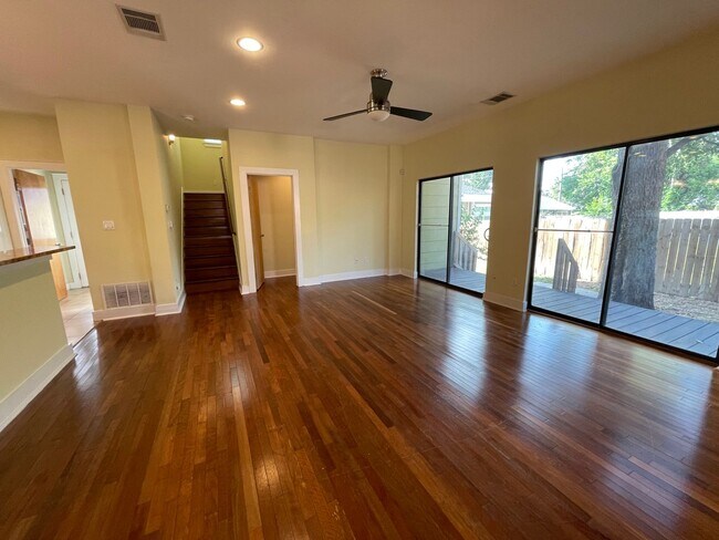 Foto del edificio - 5bed/3bath house in North Campus