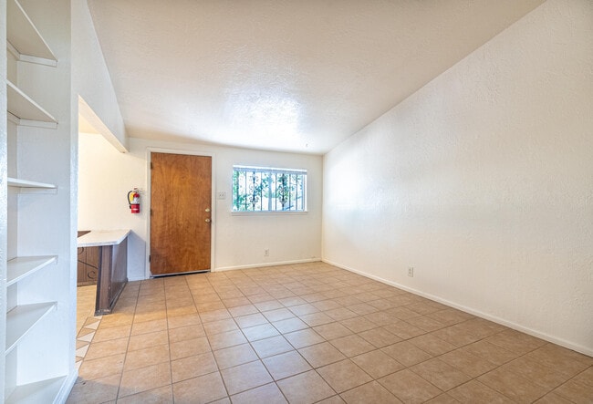 Building Photo - 206 Princeton Dr SE