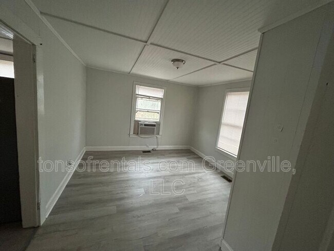 Foto del edificio - 376 Carney St