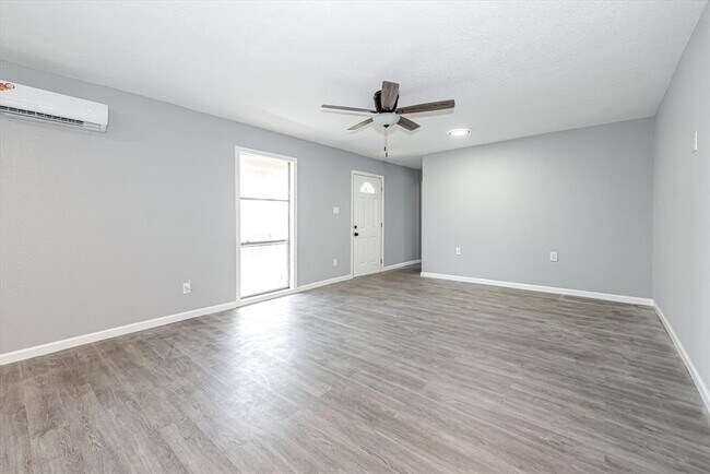Foto del edificio - 154 Pine Hollow Ln
