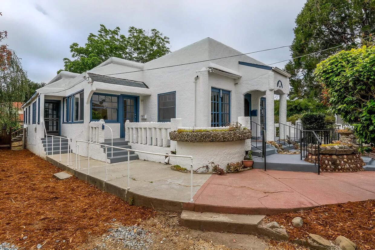 Primary Photo - 713 Riverside Ave