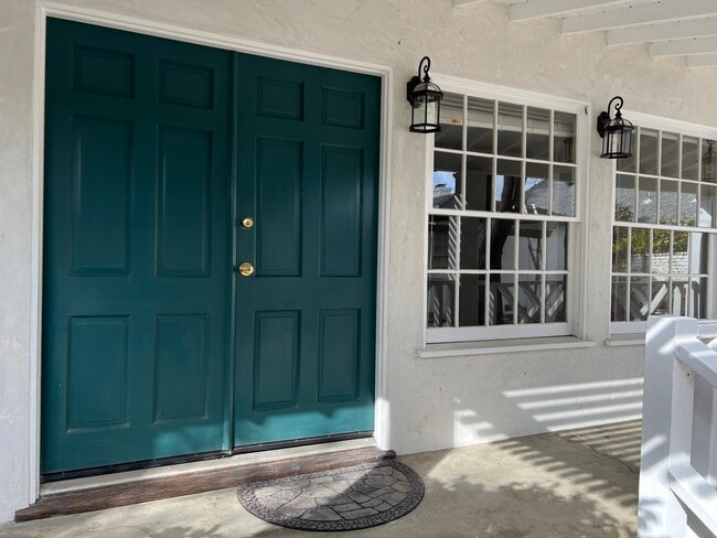 Building Photo - 467 S Bentley Ave