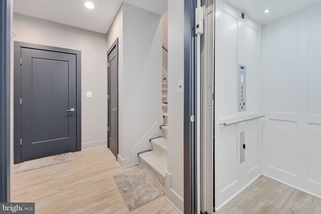 Foto del edificio - 8215 River Rd