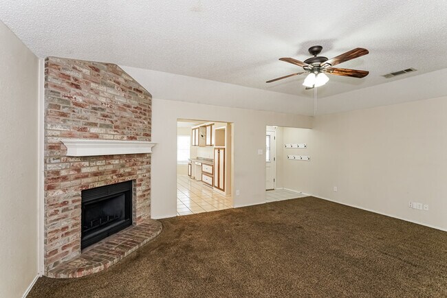 Foto del edificio - 806 Love Wood Ln