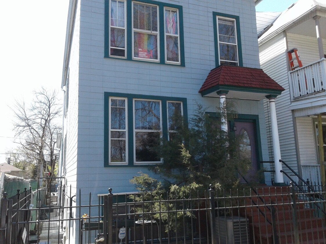 Primary Photo - 3018 N Hoyne Ave