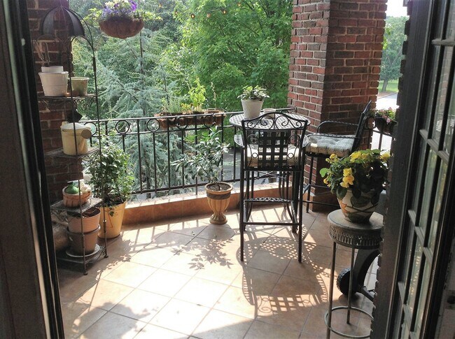 Building Photo - Charming 2 Bedroom/1 Bathroom Apartment in Reservoir Hill, MD!