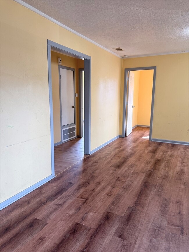 Foto del edificio - 212 S Main St