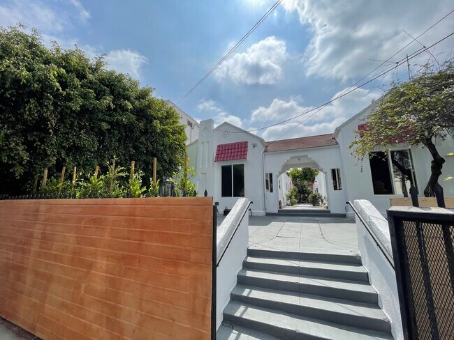 Foto del edificio - 410 S Coronado St