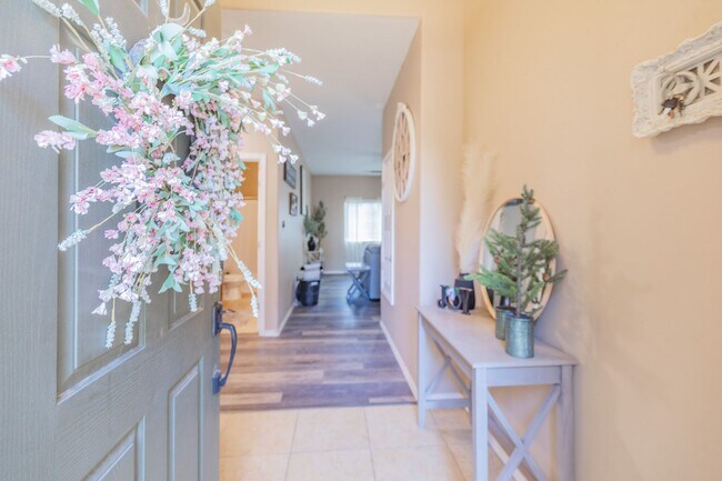 Building Photo - Conveniently located 3 Bedroom, 2 bath wit...