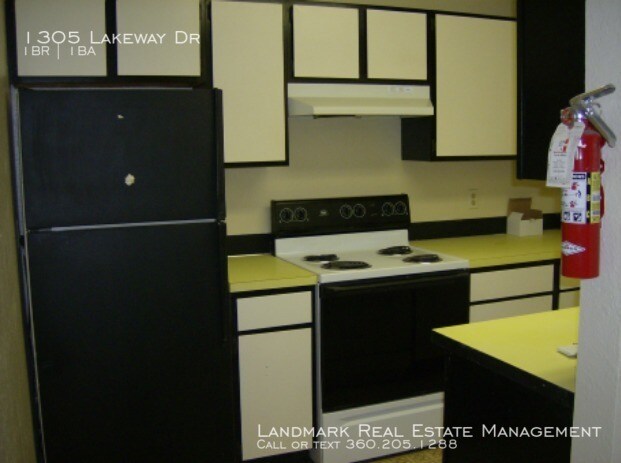 Building Photo - 1305 Lakeway Dr