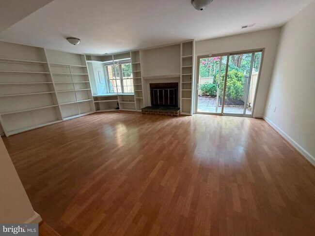 Foto del edificio - 5814 Tudor Ln