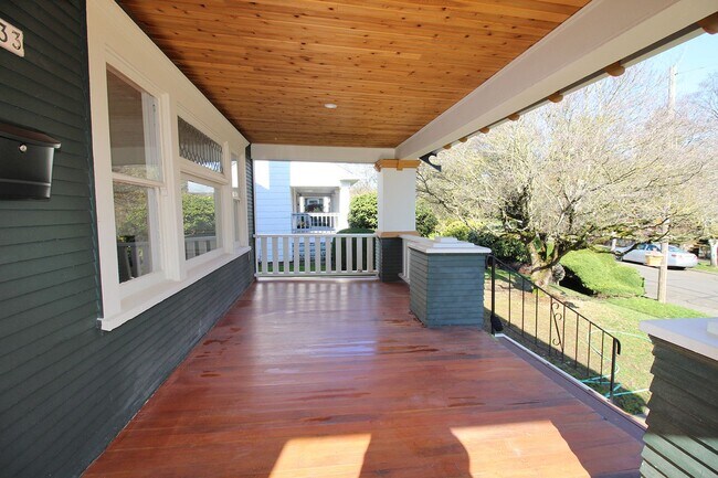 Building Photo - Beautifully Updated 4 Bed/3 Bath 1913 Hist...