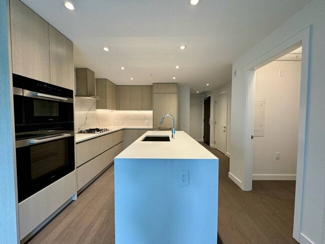 Building Photo - 5168 Cambie St