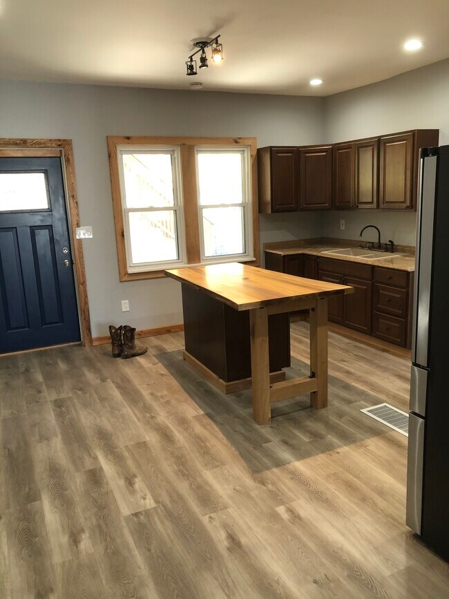 Building Photo - 33 Elm Ln