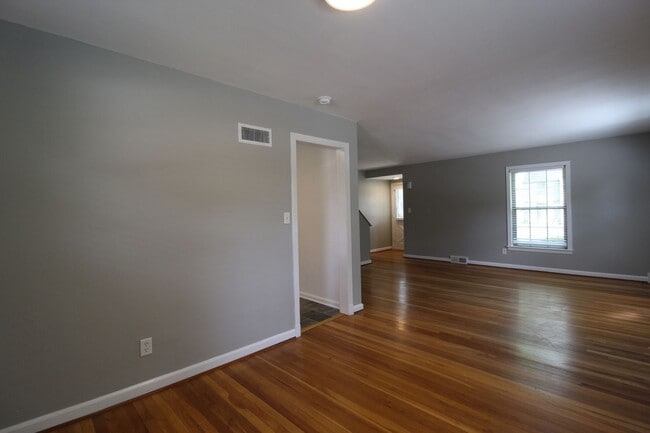 Foto del edificio - May FREE On This 2 Bedroom 1 Bath Duplex In The Waldo Area