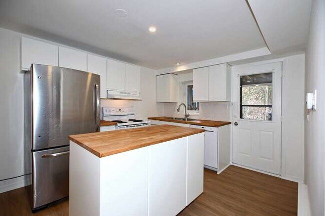 Photo du bâtiment - High Park- SPACIOUS Renovated 2/3 Bdr or Den /1Bath $3390/mth incl. Utilities