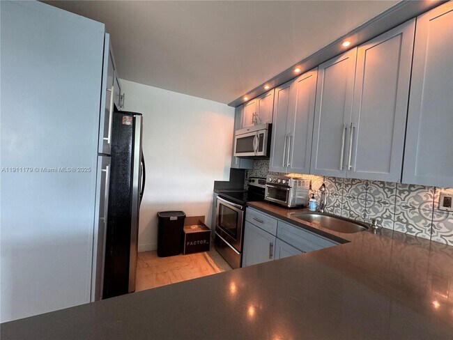 Foto del edificio - 8233 Harding Ave