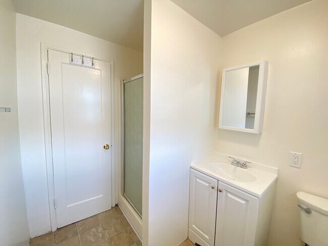 Foto del edificio - REFRESHED Craftmans Style Upstairs One Bed...